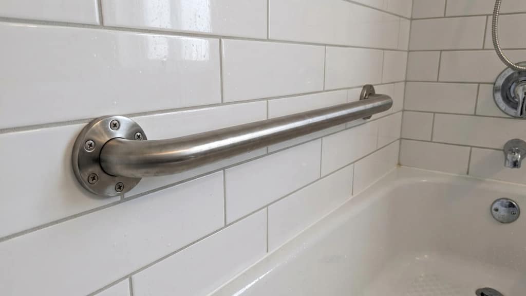 How strong should grab bars be shown with a securely mounted bathtub grab bar